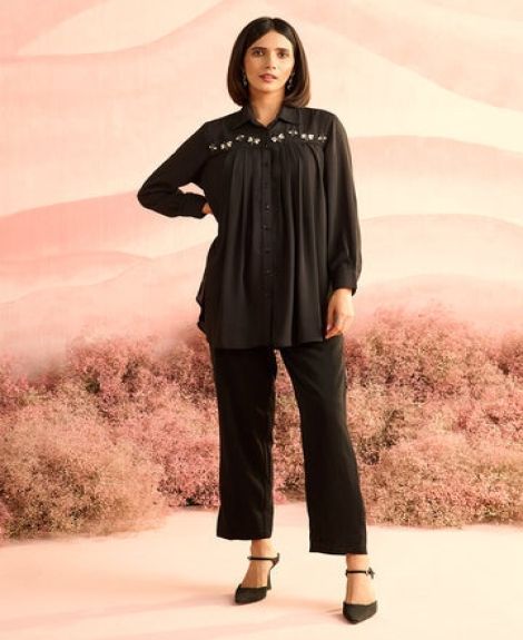 BLACK BUGS YOKE PLEATED SHIRT